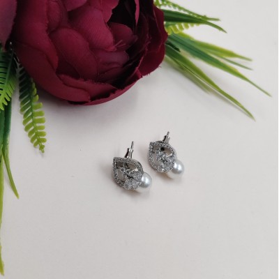 Shimmering Stylish Earring With White Pearl 